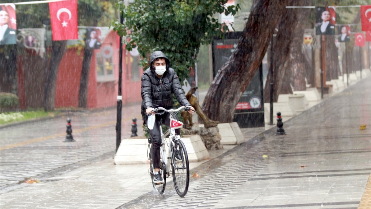 Hava sıcaklığının 13 derece ölçüldüğü kentte, yağışın akşam saatlerine kadar aralıklarla etkili olması bekleniyor.