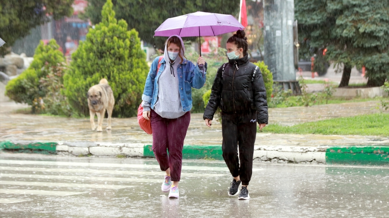 Kırklareli`nin kuzeydoğu ve doğu ilçelerinde öğleden sonra kuvvetli yağış olacağı tahmin ediliyor.