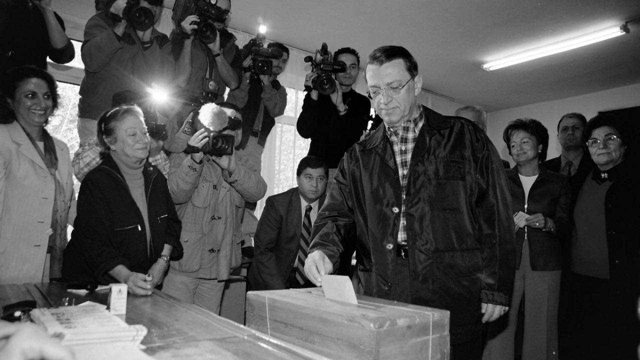 18 Nisan 1999`da Anavatan Partisi Genel Başkanı Mesut Yılmaz, eşi Berna Yılmaz ile oyunu Ankara`da kullandı. (Arşiv)