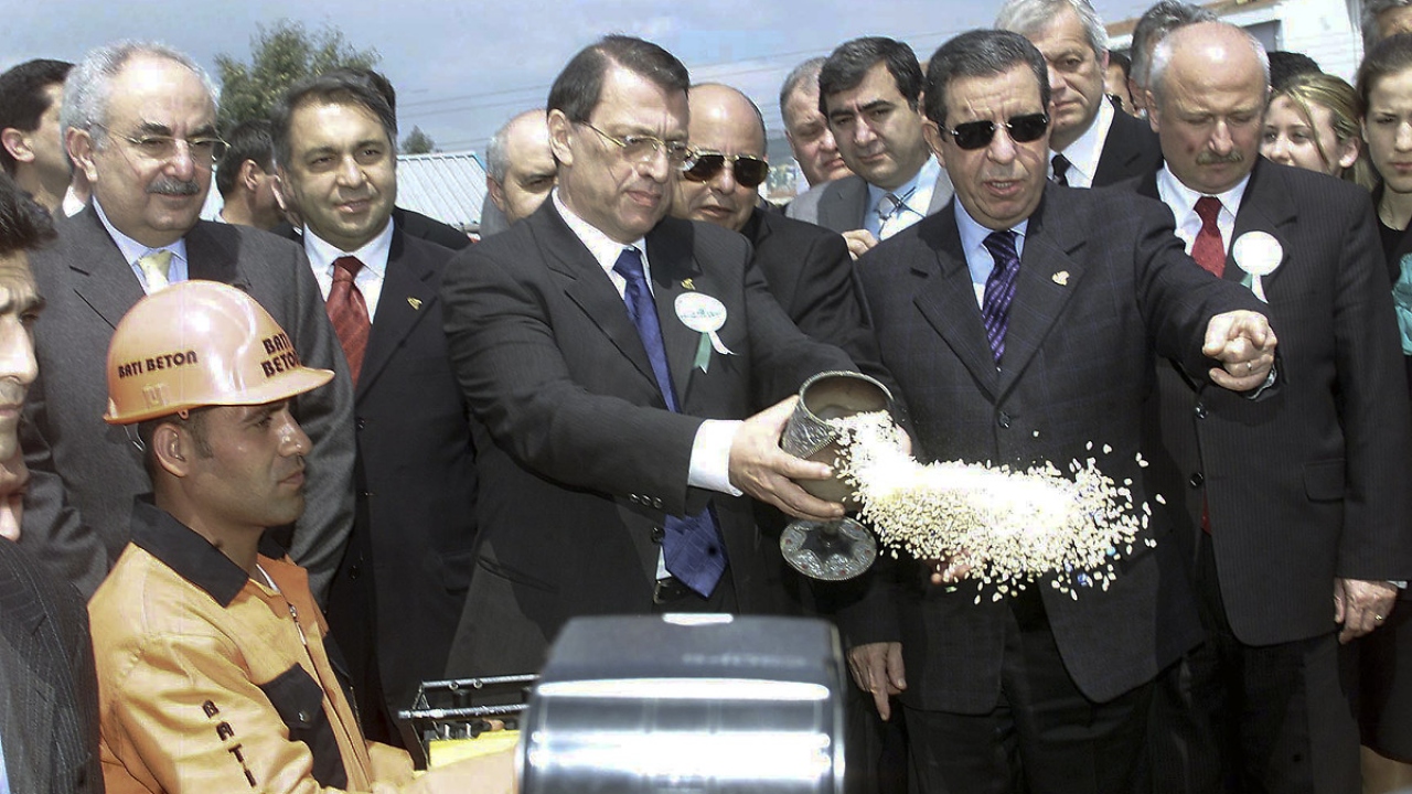 20 Nisan 2002`de Anavatan Partisi (ANAP) İzmir çalışmalarına katılmak üzere kente gelen Devlet Bakanı ve Başbakan Yardımcısı Mesut Yılmaz, açılış ve temel atma törenlerine katıldı. (Arşiv)