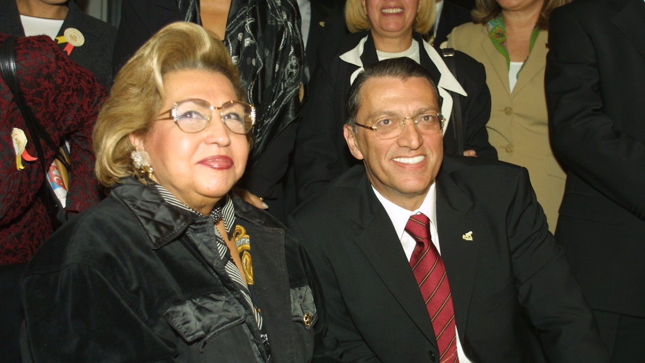 30 Ekim 2002`de Genel seçimlere sayılı günler kala, ANAP Genel Başkanı Mesut Yılmaz, partinin kurucu lideri Özal`ın ailesi ile yemekte bir araya geldi. (Arşiv)