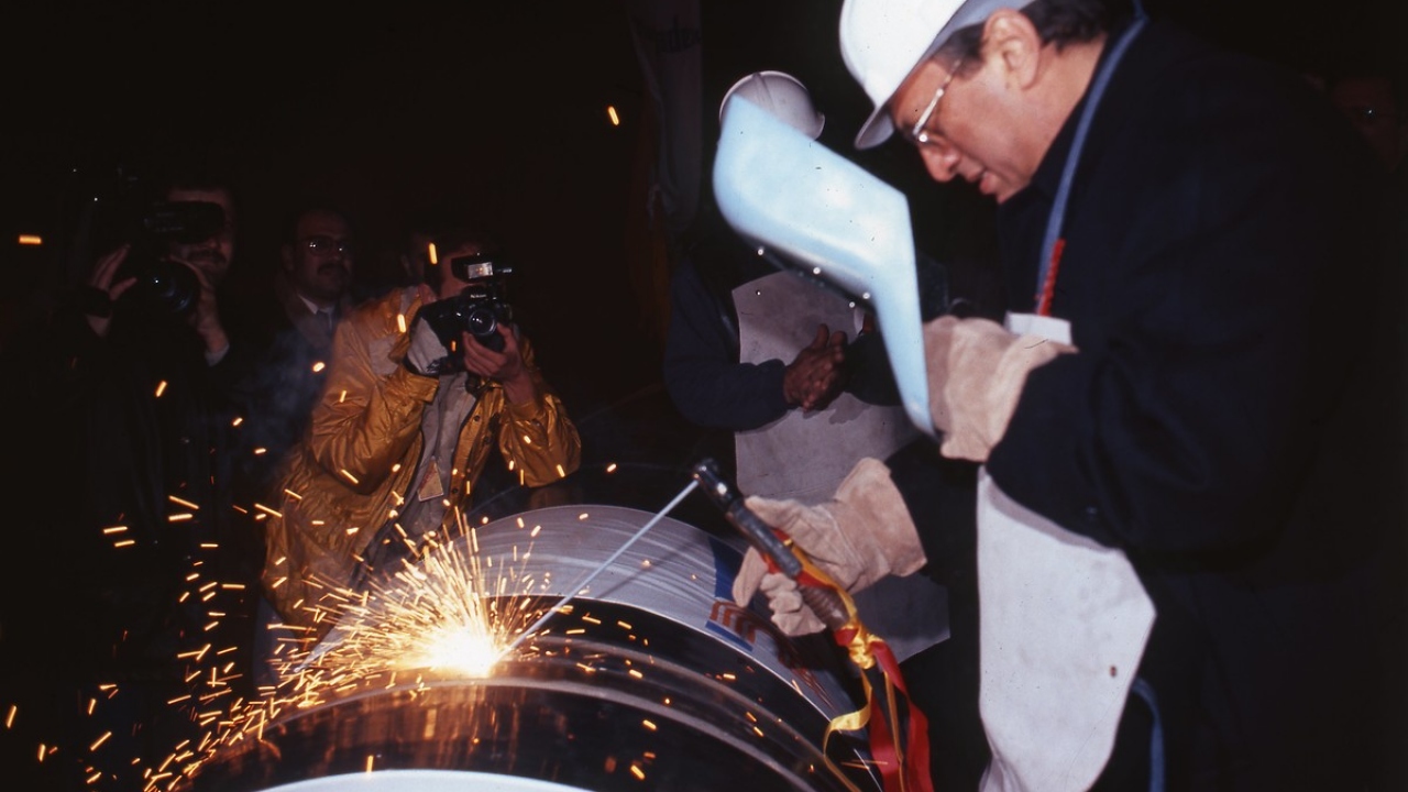 1 Nis 1998`de Başbakan Mesut Yılmaz, temel atma törenlerine katılmak ve partisinin düzenleyeceği seçim mitinginde halka hitap etmek için İzmir`e geldi. Yılmaz`a eşi Berna Yılmaz da eşlik etti. (Arşiv)