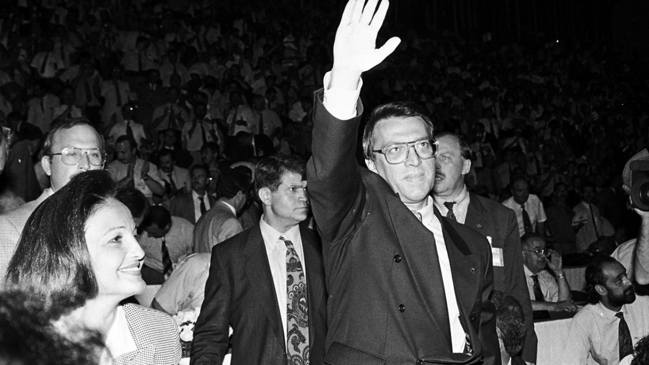 28 Ağu 1993`te Anavatan Partisi (ANAP) 4. Olağan Kongresi 28 - 29 Ağustos 1993 tarihlerinde Atatürk Spor Salonu`nda yapıldı. Kongrede genel başkanlığa Mesut Yılmaz yeniden seçildi. (Arşiv)