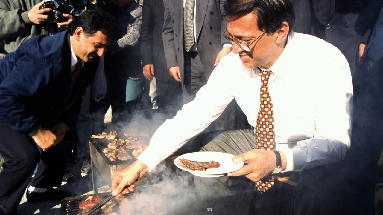 3 May 1995`te ANAP Genel Başkanı Mesut Yılmaz, memleketi Rize`de seçim çalışmalarını sürdürdü. (Arşiv)