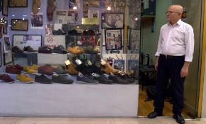 Büyük ayakkabılara büyük emek harcayan usta