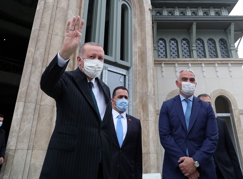 Cumhurbaşkanı Erdoğan, öğle saatlerinde Üsküdar Kısıklı`daki konutundan Beyoğlu`nda yapımı devam eden Taksim Camii`ne geçti. 
