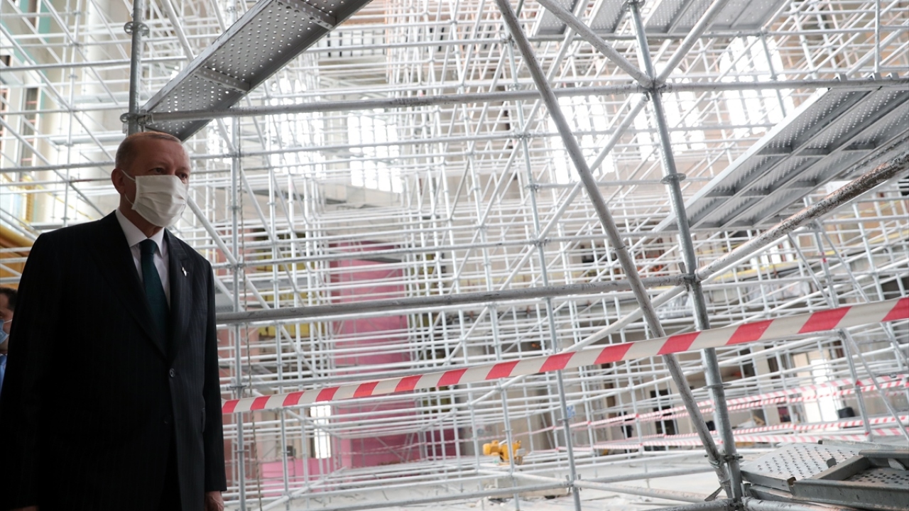 Türkiye Cumhurbaşkanı Recep Tayyip Erdoğan, yapımı süren Taksim Camii`nde incelemede bulunuyor. 