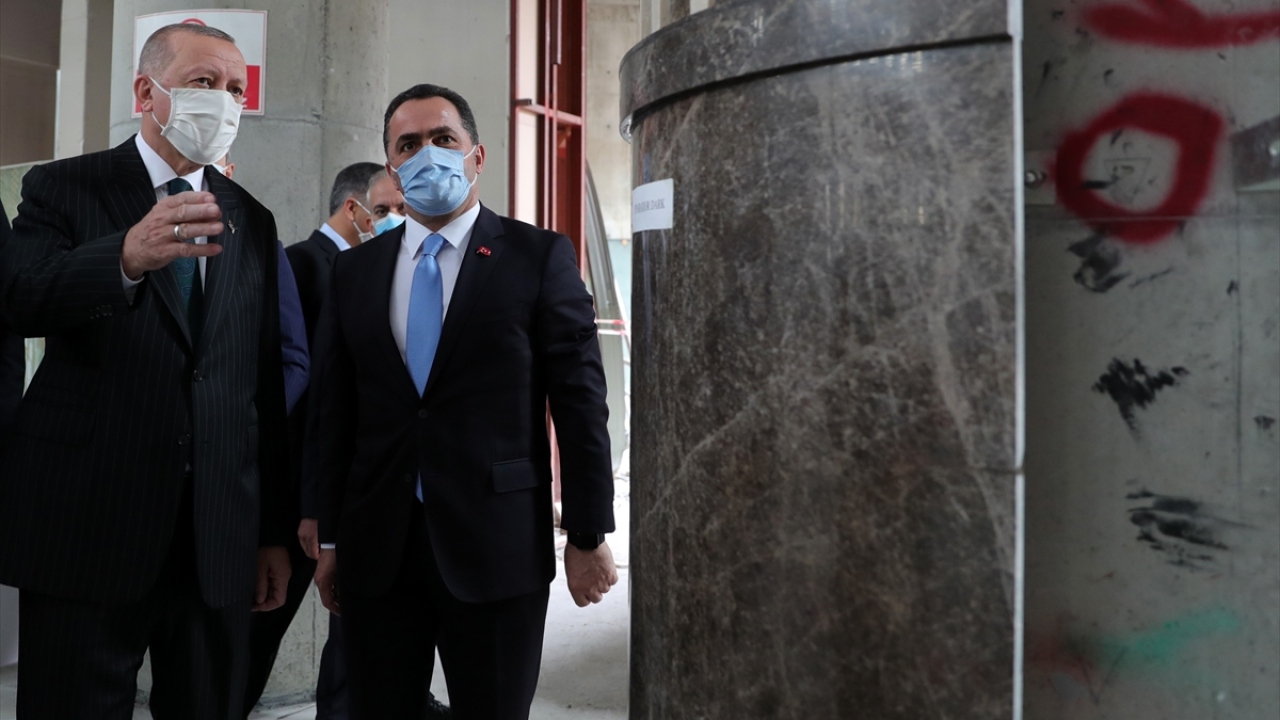 Cami inşaatını gezen Erdoğan, yetkililerden bilgi aldı. 