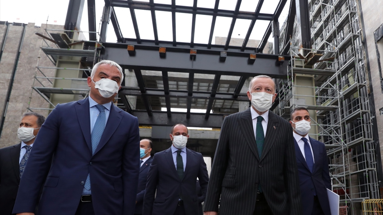 Erdoğan`a, Kültür ve Turizm Bakanı Mehmet Nuri Ersoy (solda), Vali Ali Yerlikaya ile İstanbul Emniyet Müdürü Zafer Aktaş da eşlik etti.