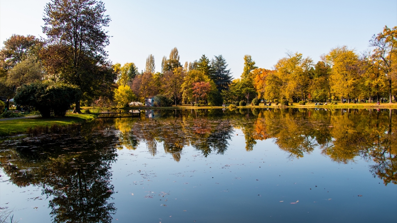 Başkentteki Şehir Parkı, Vodno Dağı ve Üsküp’e bağlı Saraj Belediyesindeki suni göl çevresinde bulunan ağaçlar sarı, yeşil, kırmızı, turuncu ve kahverenginin tonlarına büründü.