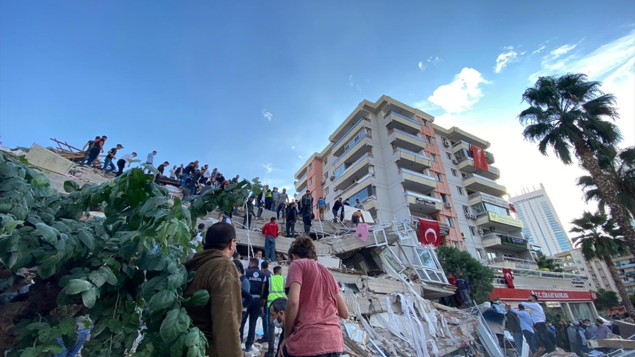 İzmir`de depremin etkisiyle bazı binalar yıkıldı.