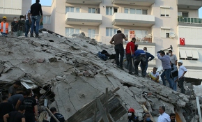 Çeşme'de deprem anı bir iş yerinin güvenlik kamerasına böyle yansıdı