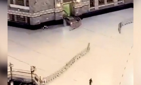 Mescid-i Haram'ın kapısına aracıyla çarptı