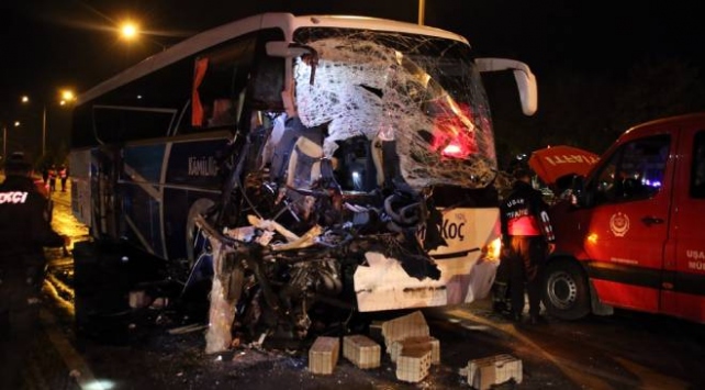 Yolcu otobüsü tırla çarpıştı: 1 ölü, 8 yaralı