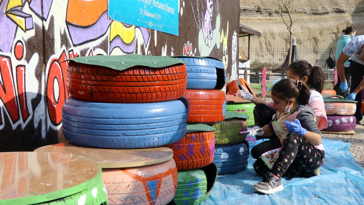KAYHAKDER Başkanı Nilgün Uzel, yaptığı açıklamada, Talas Belediyesinin destekleriyle kediler için ev yaptıklarını belirterek, 