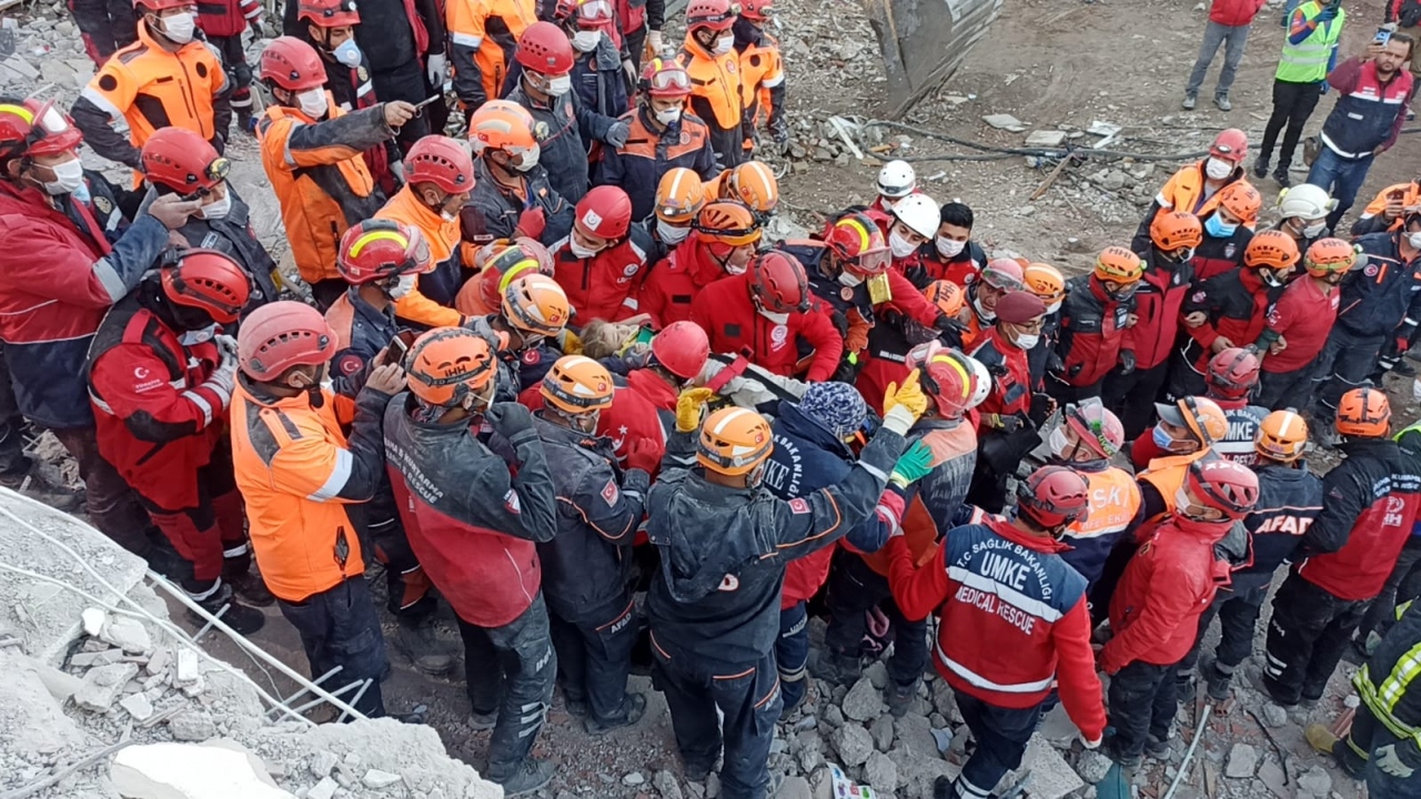 İzmir`deki Doğanlar Apartmanı enkazından yaklaşık 65 saat sonra 3 yaşındaki Elif Perinçek, yaralı çıkarıldı. 