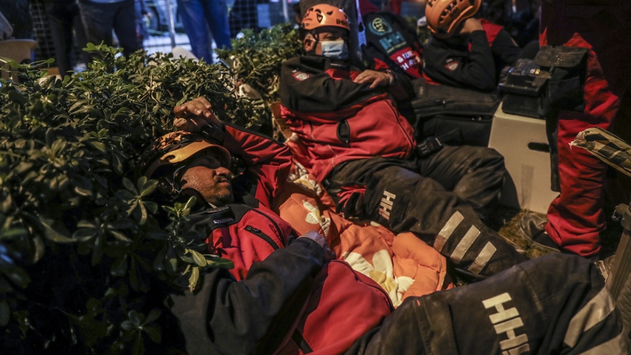 Dönüşümlü olarak çalışan ekipler, arama kurtarma faaliyetlerinin sürdüğü alanda dinlenmeye çalışıyor.