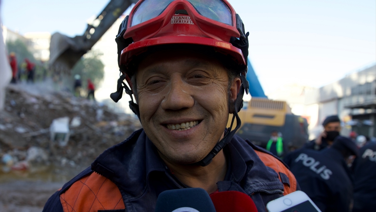 Elif`i kurtaran İstanbul İtfaiyesi Arama Kurtarmadan İtfaiye Onbaşı Muammer Çelik Elif`e nasıl ulaştığını anlattı.