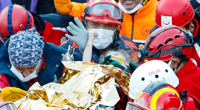 Arama kurtarma faaliyetlerinin devam ettiği Bayraklı ilçesinde, depremin ardından geçen yaklaşık 65 saat sonra bir sevindirici haber daha geldi.