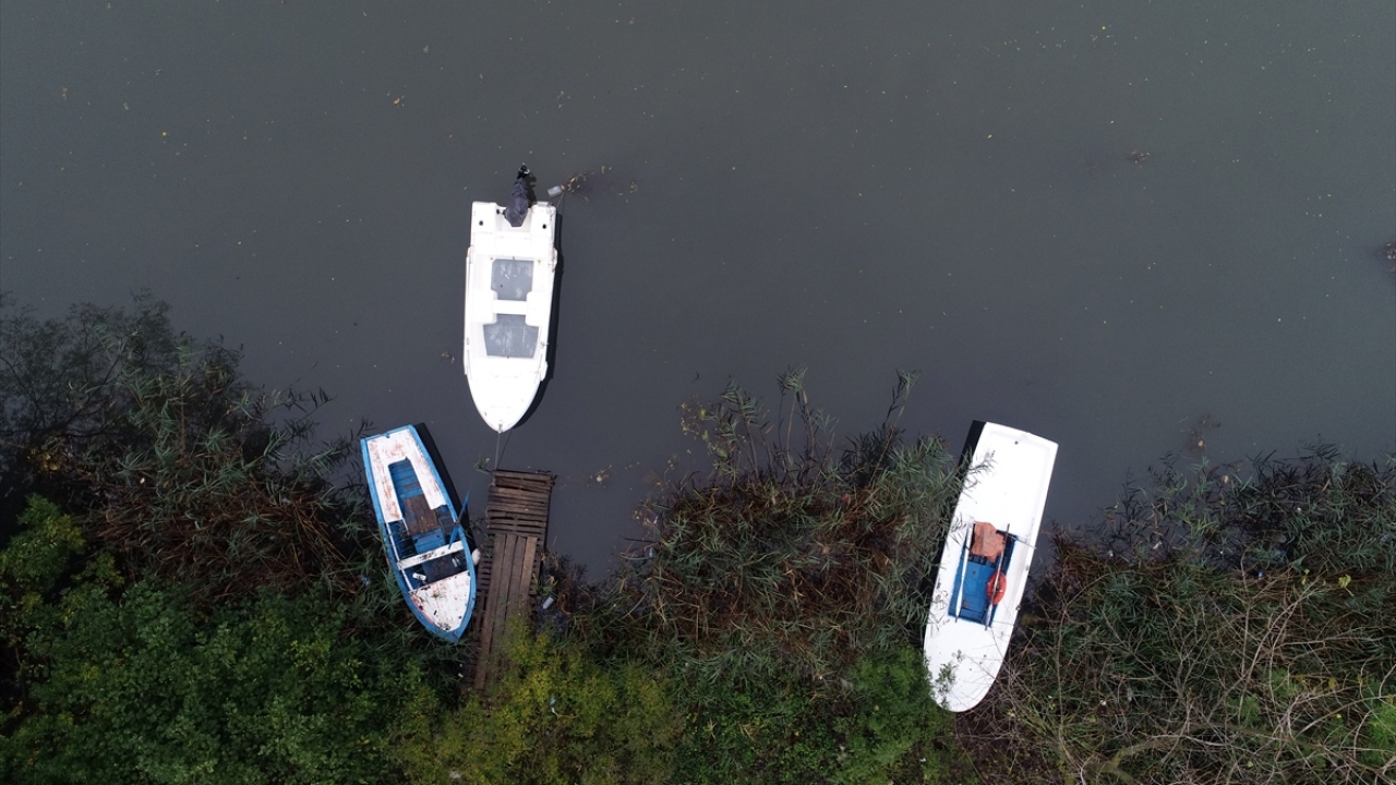 Kıyıköy beldesinde denize akan derelerde tekne ve kano keyfi yapanlar da doğanın eşsiz güzelliği ile huzur buluyor.
