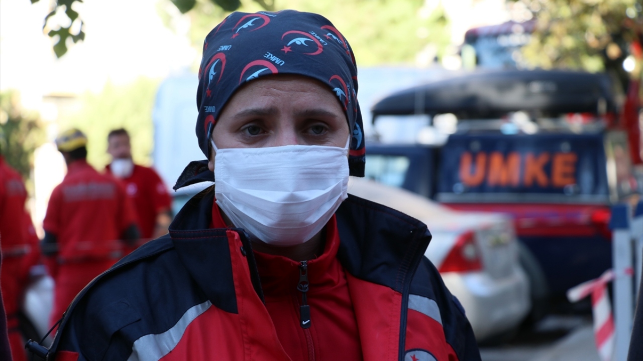 İdil`e enkaz altında ulaşıp ilk müdahaleyi yapan ve 4 saat boyunca onunla enkaz altında kalıp elini bir an olsun bırakmayan Hülya Çetin Özoğlu, kurtarma anını anlattı.