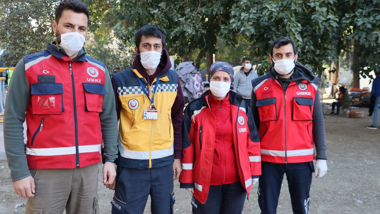 Seferihisar ilçesi açıklarındaki depremden en fazla etkilenen Bayraklı ilçesindeki Emrah Apartmanı`nın enkazından, 58 saat sonra 14 yaşındaki İdil Şirin`in kurtarılmasıyla büyük sevinç yaşandı.