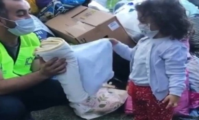 4 yaşındaki çocuk depremzedelere battaniyesini bağışladı
