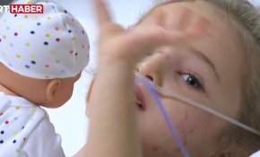 Küçük Elif Türkiye'ye el salladı