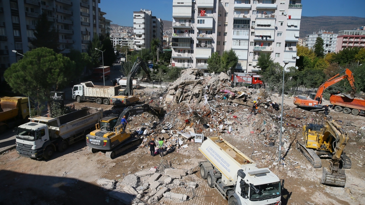 Depremden yaklaşık 58 saat sonra 14 yaşındaki İdil`in sağ kurtarıldığı Emrah Apartmanı`nda bulunan eşyalar, arama kurtarma ekipleri tarafından Türk Kızılay ekiplerine teslim edildi.