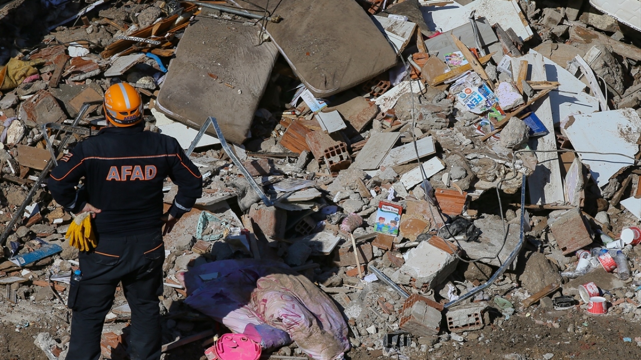 Türk Kızılay yetkilileri, ziynet eşyaları, cüzdanlar gibi maddi değeri bulunan eşyaları kayda alarak İzmir Emniyet Müdürlüğü ekiplerine teslim etti.