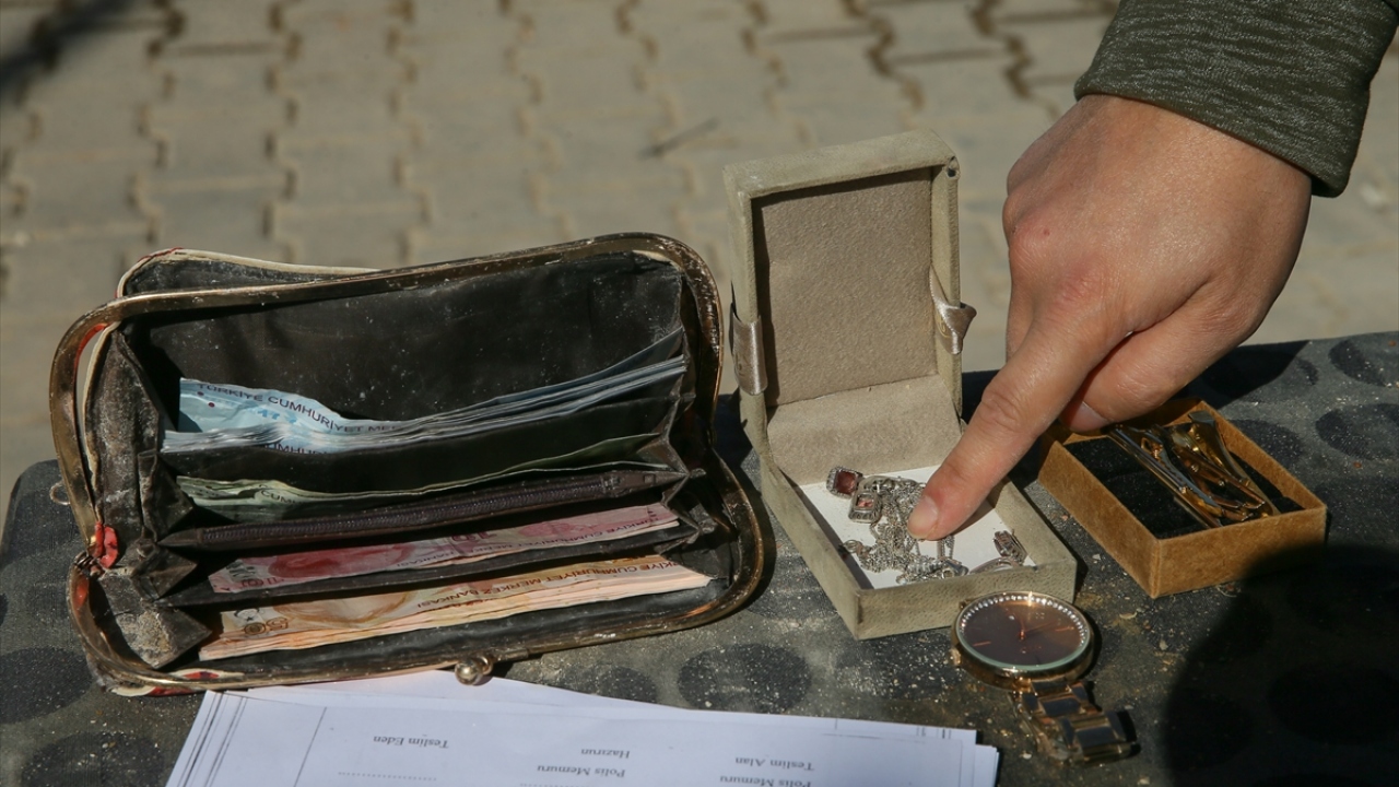 Çadırda 15 Türk Kızılay gönüllüsü ile eşyaları kategorilerine göre tasnif ettiklerini belirten Şimşek, altın gibi değerli madenleri, paraları ve ziynet eşyalarını İzmir Emniyet Müdürlüğü ekiplerine teslim ettiklerini kaydetti.