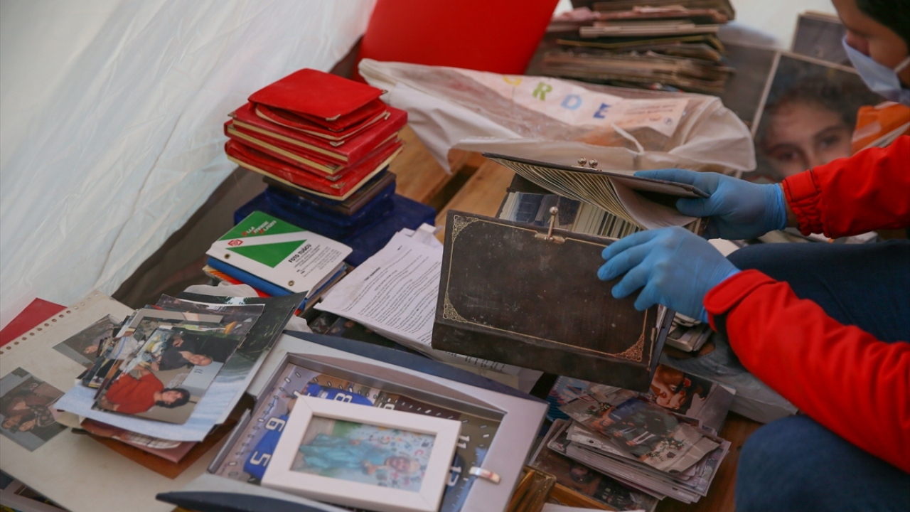 Türk Kızılay Gençlik Hizmetleri ve Genç Kızılay Yönetimi Müdürü Gökhan Şimşek, AA muhabirine yaptığı açıklamada, çadırdaki eşyaları depremzedelere ulaştırmak istediklerini söyledi.