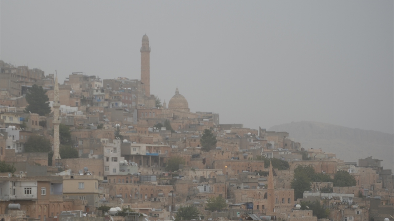 Meteoroloji Müdürlüğü yetkilileri, toz bulutunun yarın da etkisini sürdüreceğini kaydetti.