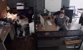 Depremin şiddeti iş yeri kameralarına böyle yansıdı