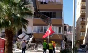 Yıkım esnasında Türk bayrağı vinçle alındı