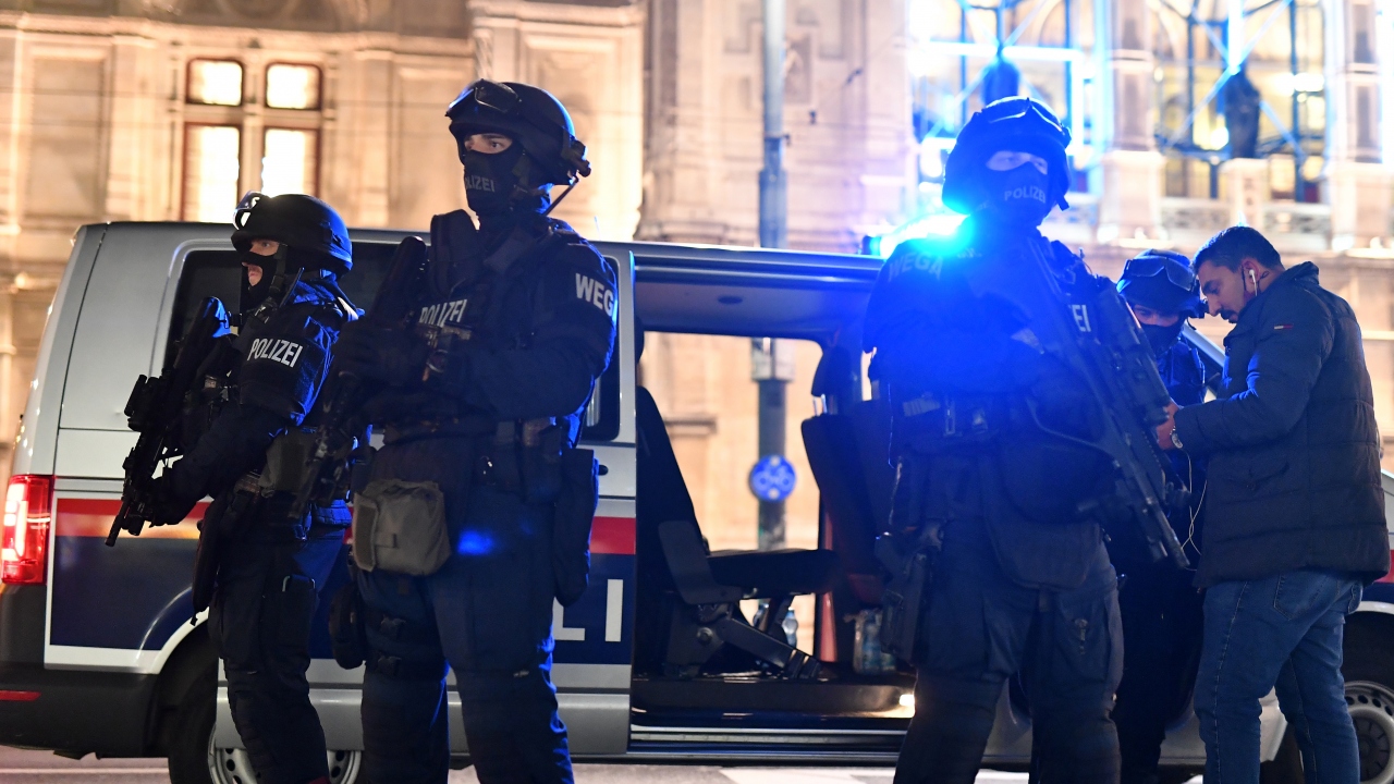 6 farklı yerde gerçekleşen saldırıda, 1`i saldırgan 3 kişi hayatını kaybetti. 7`si ağır 15 yaralı var.