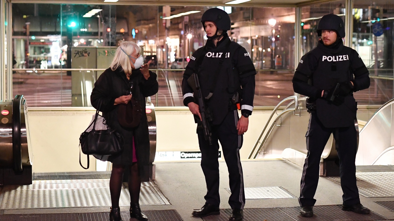 İçişleri Bakanlığı, Viyanalılara sokağa çıkmama uyarısı yaptı.