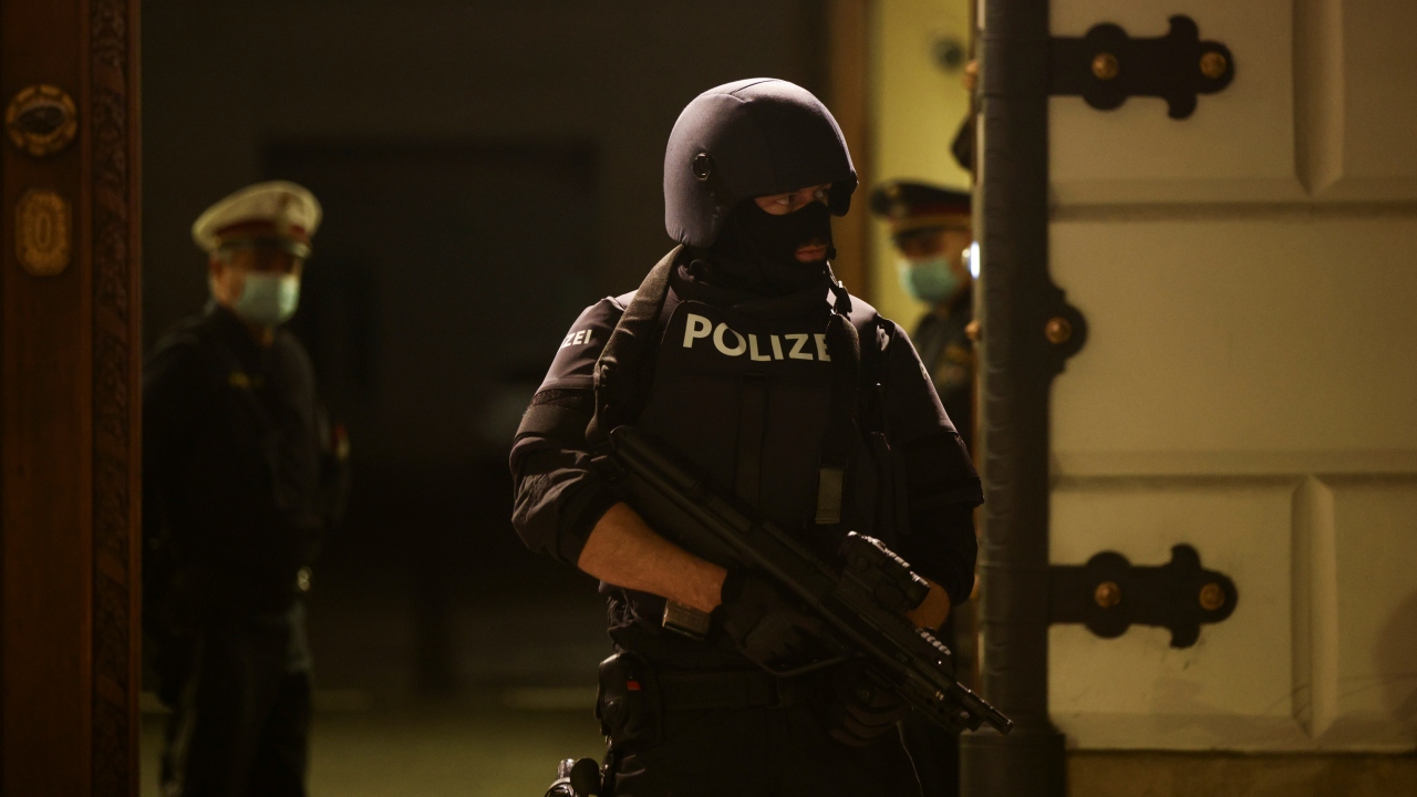 Saldırganların bir sinagogu hedef almadığı ve sokaktaki insanlara rastgele ateş açtıkları açıklandı.