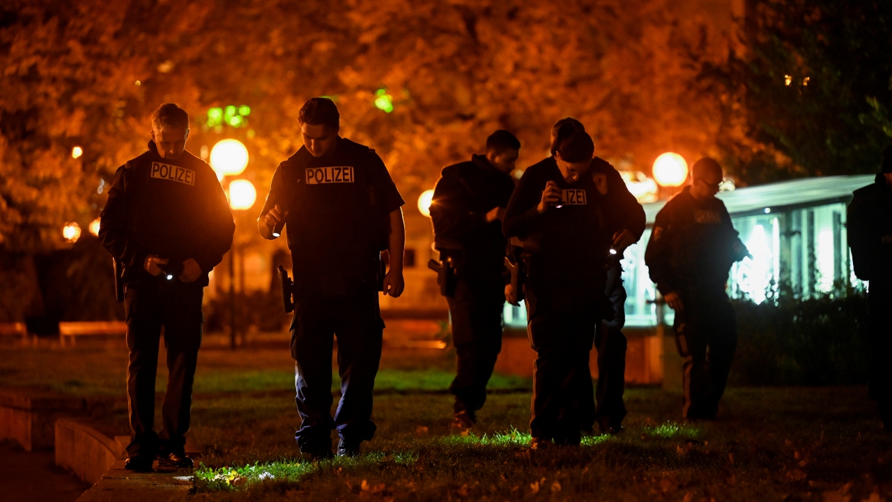 Uzun namlulu silahların kullanıldığının öğrenildiği saldırıyla ilgili Viyana polisi, tehlikenin hala devam ettiğini belirterek, "evde kalın" çağrısını yineledi. 