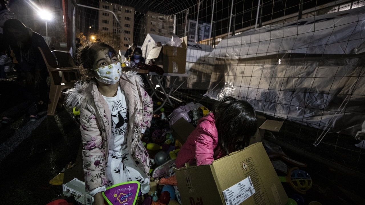 Gönüllü Ata Türkşen ise depremin ardından arkadaşlarıyla sosyal medyadan örgütlendiklerini belirterek 20-25 kişilik bir gönüllü grubuyla faaliyet yürüttüklerini dile getirdi.