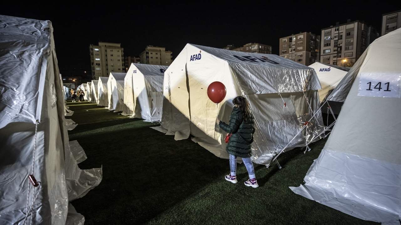 Çadırda konaklayan depremzedelerden Aysel Uygun da Yeşilova Mahallesi`ndeki evlerinin depremde yan yattığını ve çok korktuklarını anlattı.