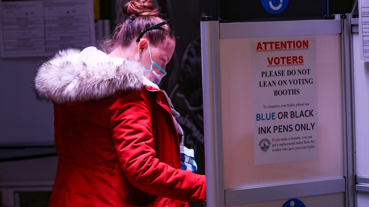 Amerikan halkı, ABD`nin yeni başkanının yanı sıra Kongrenin iki kanadı olan 435 sandalyeli Temsilciler Meclisinin tamamı ile 100 üyeli Senatodaki 35 sandalye için de oy veriyor. 