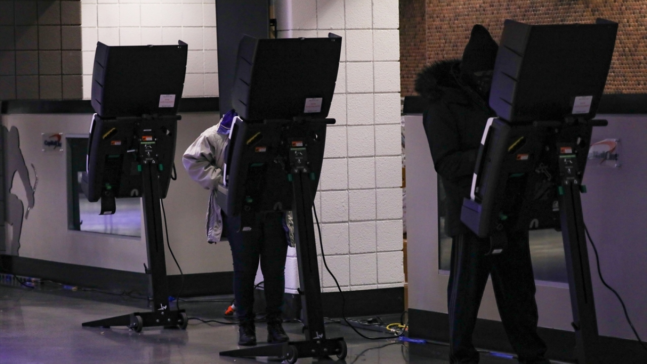 Doğu yakasındaki saat dilimi esas alındığında oy verme işlemi, New York ve Virginia`da saat 06.00`da (TSİ 14.00), en kritik eyaletler olan Florida ve Pennsylvania ile başkent Washington DC`de saat 07.00`de (TSİ 15.00) başladı.