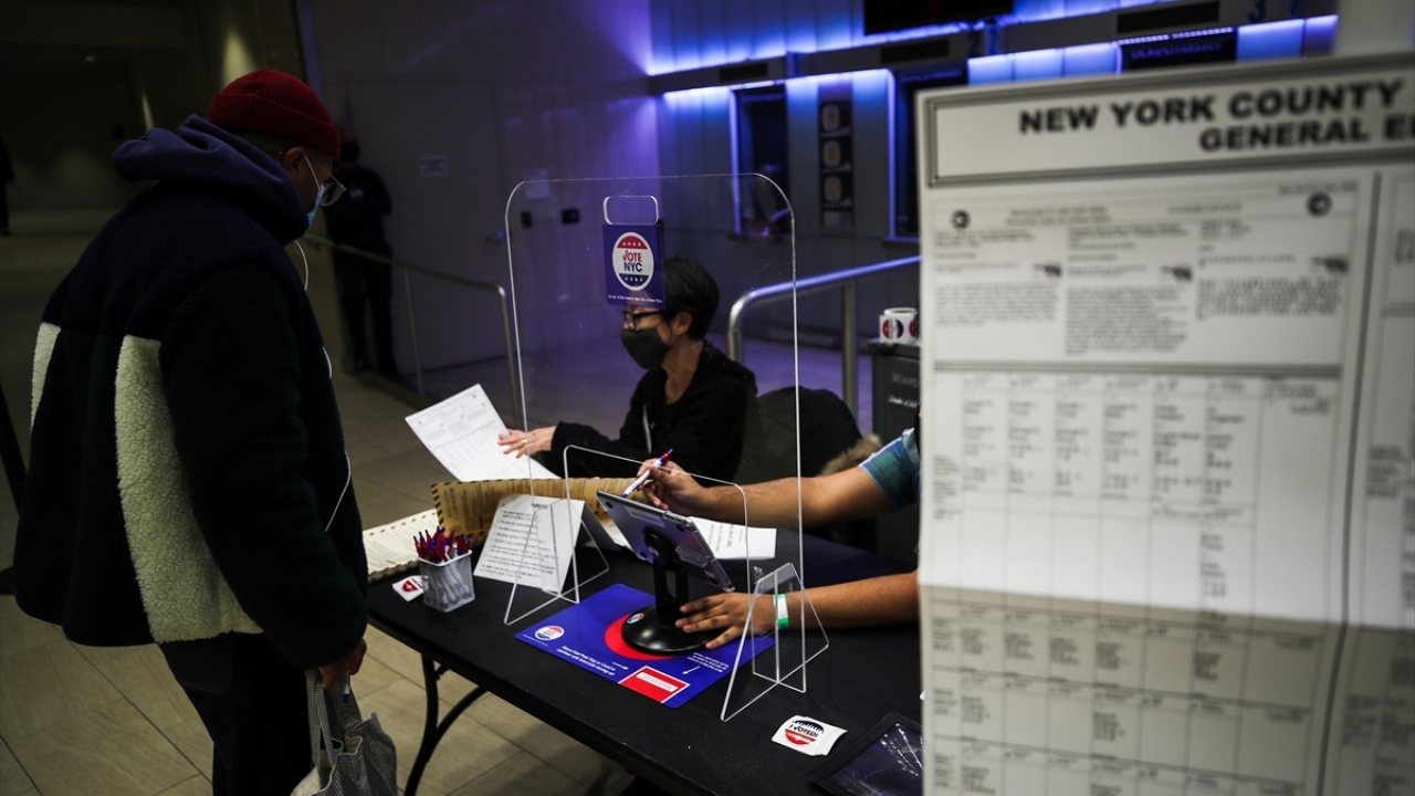 Başkent Washington DC`deki oy kullanma merkezlerinde seçmenler, seçim merkezlerinin önünde uzun kuyruklar oluşturdu. 