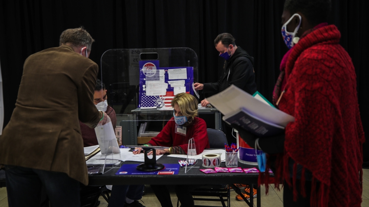 Sandıklar, Virginia ve Florida`da 19.00`da (TSİ Çarşamba 03.00), Washington DC ve Pennsylvania`da 20.00`da (TSİ Çarşamba 04.00), New York`ta ise 21.00`de (TSİ 05.00) kapanacak.