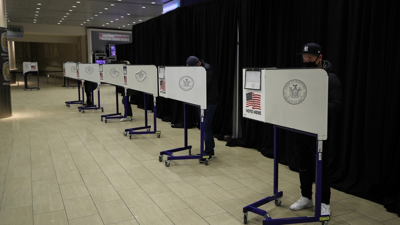 ABD`de yeni tip koronavirüs (Covid-19) ve postayla oy kullanma tartışmalarının gölgesinde uzun süredir merakla beklenen seçim için doğu saatiyle 06.00 (TSİ 14.00) itibarıyla seçmenler oylarını kullanıyor.