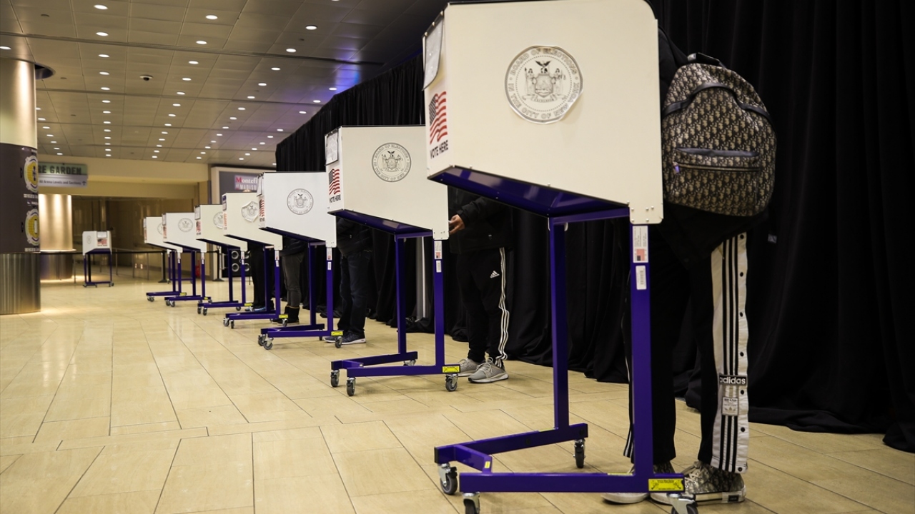 Ülkede 100 milyona yakın kişinin 64 milyona yakını posta yoluyla, 35 milyondan fazlası da birebir erken seçim merkezlerine giderek oyunu kullandı.