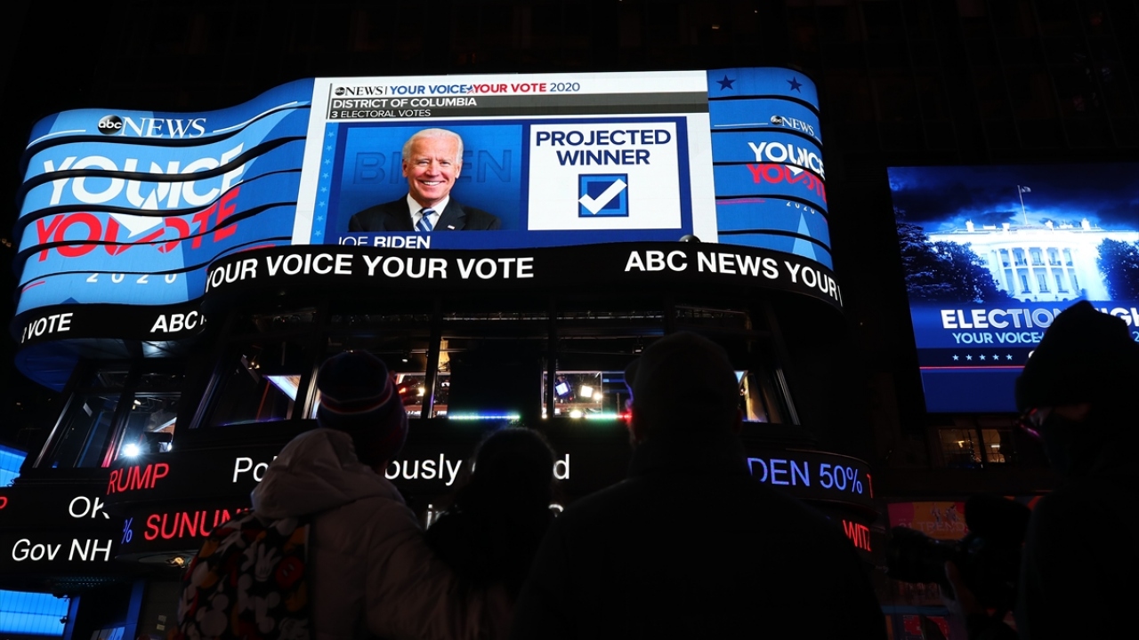 ABD`de, Cumhuriyetçilerin adayı Donald Trump ile Demokratların adayı Joe Biden`ın yarıştığı 59. başkanlık seçimlerinin gecesinde Times Meydanı`ndaki seçim bilboardları dikkat çekti.
