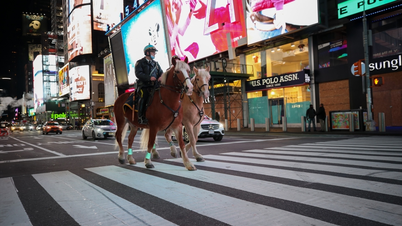 ABD`de, Cumhuriyetçilerin adayı Donald Trump ile Demokratların adayı Joe Biden`ın yarıştığı 59. başkanlık seçimlerinin gecesinde New York`taki Times Meydanı`nda polisler önlem aldı.