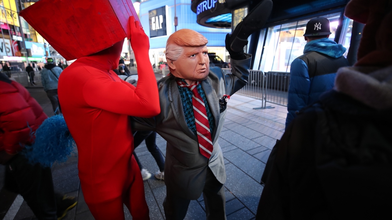 ABD`de, Cumhuriyetçilerin adayı Donald Trump ile Demokratların adayı Joe Biden`ın yarıştığı 59. başkanlık seçimlerinin gecesinde bir vatandaş Donald Trump maskesiyle Times Meydanı`nda dolaştı.